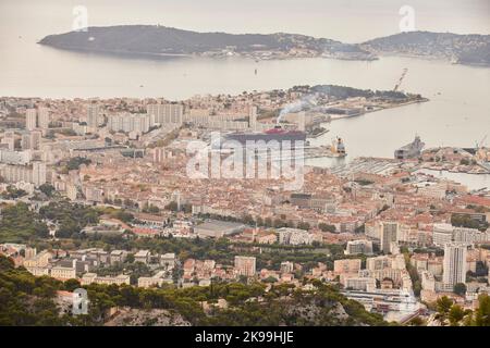 Hafenstadt Toulon an der südfranzösischen Mittelmeerküste, dem Hafengebiet mit dem Valiant Lady-Kreuzschiff, das von Virgin Voyages betrieben wird Stockfoto