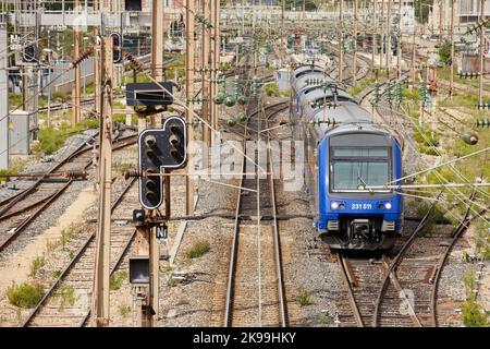 Hafenstadt Toulon an der südfranzösischen Mittelmeerküste, SNCF-Doppeldeckerzug 231 511 Stockfoto