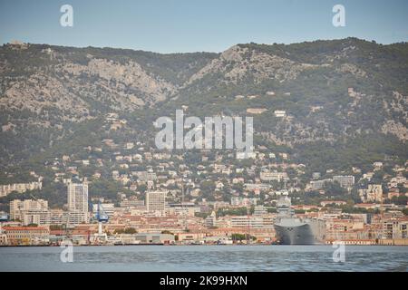 Die Hafenstadt Toulon an der südfranzösischen Mittelmeerküste, Dixmude L9015, ein amphibisches Angriffsschiff, dockte einen großen französischen Marinestützpunkt an Stockfoto