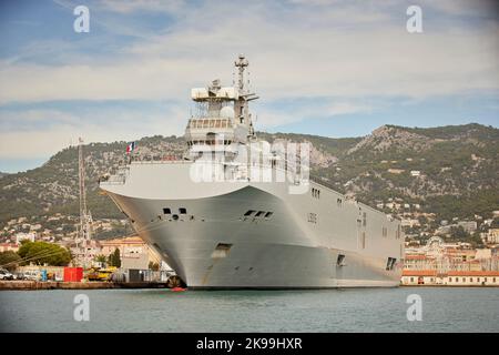 Die Hafenstadt Toulon an der südfranzösischen Mittelmeerküste, Dixmude L9015, ein amphibisches Angriffsschiff, dockte einen großen französischen Marinestützpunkt an Stockfoto