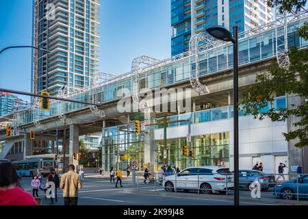 Blick auf den Skytrain-Bahnhof Metrotown, Vancouver City, BC, Kanada. Moderne Innenstadt von Burnaby-Stadt-Oktober 1,2022. Reisefoto, Editorial, selektiver FOC Stockfoto