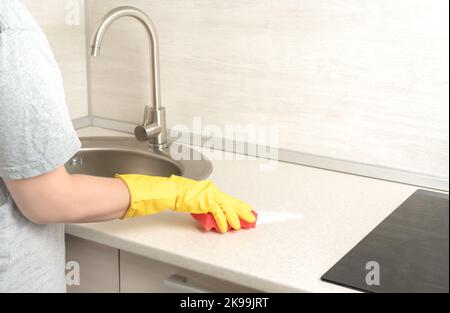 Deep Cleaning Service. Frau Handschuhe Hände Reinigung Küchentisch. Oberflächendesinfektionsmittel. Reinigung und Desinfektion zu Hause. Nitrilhandschuhe tragen. Stockfoto