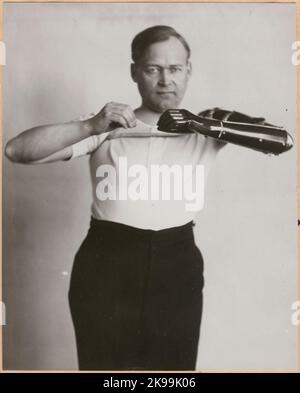 Fotografie aus „ein Bericht über die Herstellung in der Prothesenwerkstatt der Staatsbahn in Nässjö“, 1932. Visces die Beweglichkeit und Benutzerfreundlichkeit der Armprothese. Stockfoto