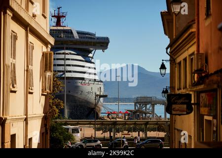 Hafenstadt Ajacio Hauptstadt von Korsika, französische Insel im Mittelmeer. Valiant Lady, ein von Virgin Voyages betriebenes Kreuzschiff Stockfoto