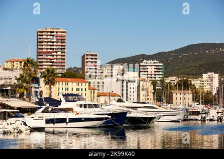 Hafenstadt Ajaccio Hauptstadt von Korsika, französische Insel im Mittelmeer. Typische Wohntürme am Yachthafen Stockfoto