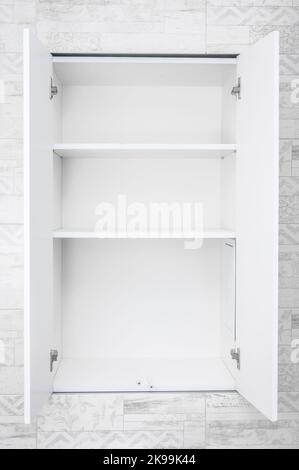 Mockup leeren weißen offenen Schrank mit Regalen im Badezimmer. Regale für Produktdisplay, sauber weißen Schrank, hellgraue Wandfarbe, weißes Holz. vertica Stockfoto