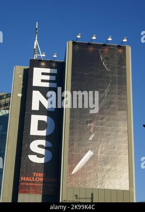 Los Angeles, California, USA 25.. Oktober 2022 Ein allgemeiner Blick auf die Atmosphäre bei Halloween endet Reklametafel in den Universal Studios Hollywood am 25. Oktober 2022 in Los Angeles, Kalifornien, USA. Foto von Barry King/Alamy Stockfoto Stockfoto