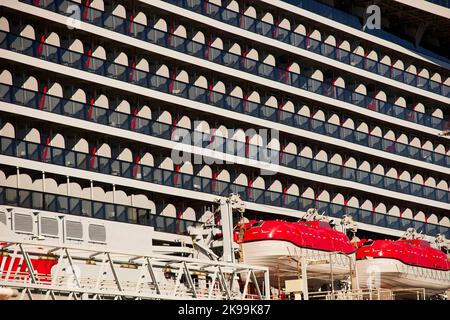 Valiant Lady ist ein von Virgin Voyages betriebenes Kreuzschiff Stockfoto