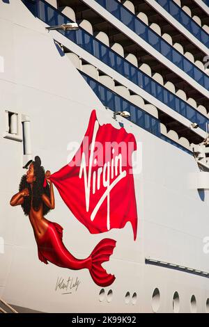 Valiant Lady ist ein von Virgin Voyages betriebenes Kreuzschiff Stockfoto