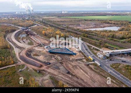 26. Oktober 2022, Sachsen, Großdeuben: Blick auf den zukünftigen Knotenpunkt Zwenkau auf die Zukunft A72 zwischen Leipzig und Chemnitz. Auch der letzte Bauabschnitt 5,2 ist der komplizierteste von allen. Fast die gesamte Strecke verläuft auf dem Gelände einer ehemaligen Tagebaumine und muss im Vorfeld ausgiebig verdichtet werden. Das macht auch den Brückenbau viel anspruchsvoller. (Luftaufnahme mit Drohne) Foto: Jan Woitas/dpa Stockfoto