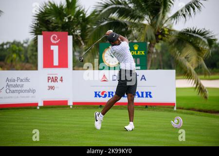 Chonburi, THAILAND. 27.. Oktober 2022. Khavish Varadan aus MALAYSIA schlägt an Loch 1 (seine 10.) während der 1. Runde der 2022 Asien-Pazifik Amateur Championships im Amateur Spring Country Club, Chanburi, THAILAND ab. Kredit: Jason Butler/Alamy Live News. Stockfoto