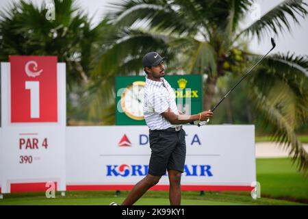 Chonburi, THAILAND. 27.. Oktober 2022. Khavish Varadan aus MALAYSIA schlägt an Loch 1 (seine 10.) während der 1. Runde der 2022 Asien-Pazifik Amateur Championships im Amateur Spring Country Club, Chanburi, THAILAND ab. Kredit: Jason Butler/Alamy Live News. Stockfoto