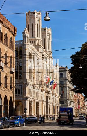 Hafenstadt Cagliari Hauptstadt der italienischen Mittelmeerinsel Sardinien. Via Roma Straße inkl. Palazzo Civico di Cagliari Stockfoto