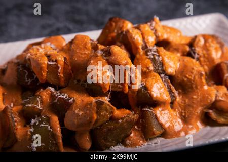 Traditionelle spanische Bratkartoffel mit würziger Sauce. Bravas Dip. Vorderansicht. Nahaufnahme. Stockfoto