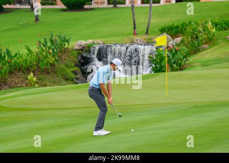 Chonburi, THAILAND. 27.. Oktober 2022. James Leow aus SINGAPUR puttet bei der Asiatisch-Pazifischen Amateur-Meisterschaft 2022 im Amata Spring Country Club, Chanburi, THAILAND, 1. auf Loch 18 (seine 9.). Leow würde die frühe Clubhaus-Führung mit -5 67 übernehmen. Kredit: Jason Butler/Alamy Live Nachrichten. Stockfoto