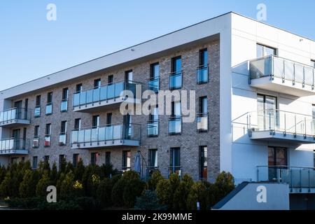 Danzig Polen Mai 2022 Neues Wohnhaus zu vermieten. Wohnungen zum Verkauf. Melden Sie sich vor dem neuen Zuhause an. Speicherplatz für Ankündigung kopieren Stockfoto