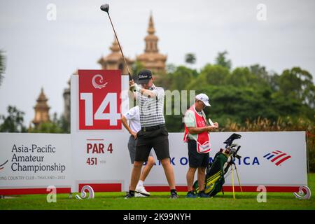 Chonburi, THAILAND. 27.. Oktober 2022. Jimmy Hydes aus NEUSEELAND schlägt sich bei Loch 14 (seine 5.) während der 1. Runde der Asia-Pacific Amateur Championships 2022 im Amateur Spring Country Club, Chanburi, THAILAND ab. Kredit: Jason Butler/Alamy Live Nachrichten. Stockfoto