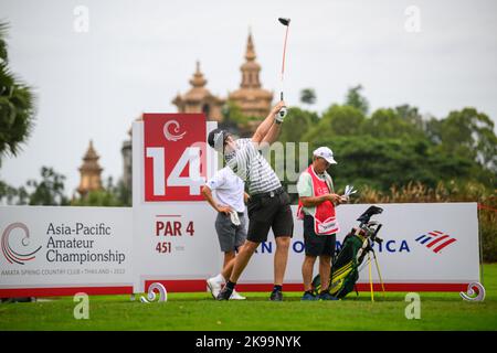 Chonburi, THAILAND. 27.. Oktober 2022. Jimmy Hydes aus NEUSEELAND schlägt sich bei Loch 14 (seine 5.) während der 1. Runde der Asia-Pacific Amateur Championships 2022 im Amateur Spring Country Club, Chanburi, THAILAND ab. Kredit: Jason Butler/Alamy Live Nachrichten. Stockfoto