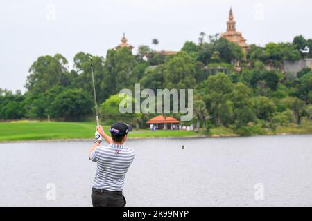 Chonburi, THAILAND. 27.. Oktober 2022. Jimmy Hydes aus NEUSEELAND schlägt sich beim kurzen Loch 17 (seine 8.) während der 1. Runde der Asia-Pacific Amateur Championships 2022 im Amateur Spring Country Club, Chanburi, THAILAND ab. Kredit: Jason Butler/Alamy Live Nachrichten. Stockfoto