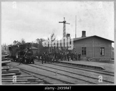 Altes Bahnhofshaus. Der Bahnhof wurde 1884 eröffnet. Dann wurde ein einstöckiges Bahnhofshaus in Holz, Lokomotiven und Werkstatt gebaut. Mechanisches Getriebe. Der neue Bahnhof wurde 1949 von SJ gebaut. Sie wurde 1960 geschlossen. Das Personal des Bahnhofs ist traditionell. Beek Lok 2, Smyge, hergestellt von Hanomag Hannover im Jahr 1887. Es war eine kleine deutsche Panzerlokomotive mit einem Gewicht von 18 Tonnen. Stockfoto