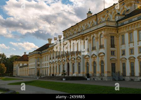 Die historische Fassade des schönen Schlosses Schleißheim in München Stockfoto