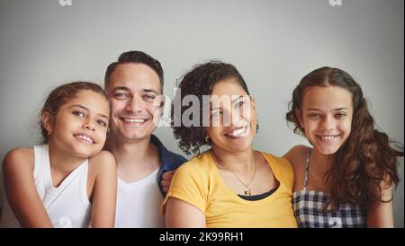 Familie ist das, was am wichtigsten ist. Porträt einer glücklichen jungen Familie, die viel Zeit miteinander verbringt. Stockfoto