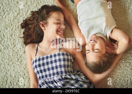 Ich bin so froh, dass ich eine Schwester habe. Zwei junge Mädchen verbringen zu Hause Zeit zusammen. Stockfoto