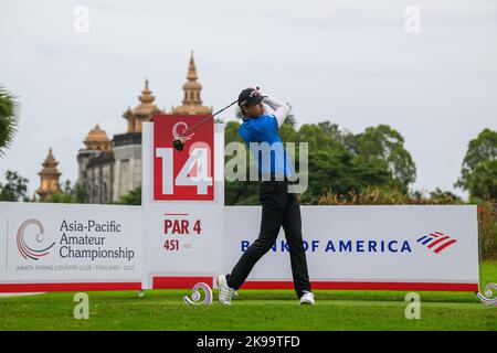 Chonburi, THAILAND. 27.. Oktober 2022. Wenyi Ding aus CHINA schlägt sich bei Loch 14 (HIS 5.) während der 1. Runde der Asien-Pazifik Amateur Championship 2022 im Amateur Spring Country Club, Chanburi, THAILAND ab. Kredit: Jason Butler/Alamy Live Nachrichten. Stockfoto