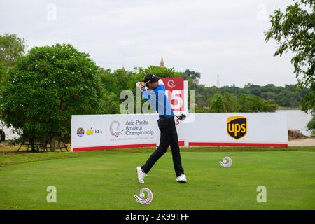 Chonburi, THAILAND. 27.. Oktober 2022. Wenyi Ding aus CHINA schlägt sich bei Loch 15 (HIS 6.) während der 1. Runde der Asien-Pazifik Amateur Championship 2022 im Amateur Spring Country Club, Chanburi, THAILAND ab. Kredit: Jason Butler/Alamy Live Nachrichten. Stockfoto