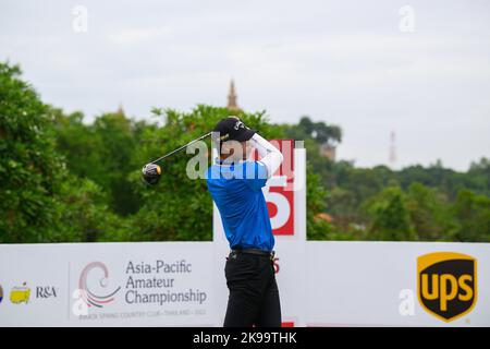 Chonburi, THAILAND. 27.. Oktober 2022. Wenyi Ding aus CHINA schlägt sich bei Loch 15 (HIS 6.) während der 1. Runde der Asien-Pazifik Amateur Championship 2022 im Amateur Spring Country Club, Chanburi, THAILAND ab. Kredit: Jason Butler/Alamy Live Nachrichten. Stockfoto