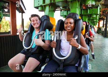 Johannesburg, Südafrika - 16. November 2012: Junge Menschen auf einer Achterbahn in einem Freizeitpark Stockfoto