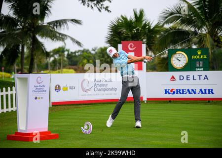 Chonburi, THAILAND. 27.. Oktober 2022. James Leow aus SINGAPUR schlägt sich bei Loch 1 (seine 10.) während der 1. Runde der Asia-Pacific Amateur Championship 2022 im Amateur Spring Country Club, Chanburi, THAILAND ab. Leow würde die Führung des frühen Clubhauses am 5-Under 67 übernehmen. Kredit: Jason Butler/Alamy Live Nachrichten. Stockfoto