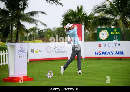 Chonburi, THAILAND. 27.. Oktober 2022. James Leow aus SINGAPUR schlägt sich bei Loch 1 (seine 10.) während der 1. Runde der Asia-Pacific Amateur Championship 2022 im Amateur Spring Country Club, Chanburi, THAILAND ab. Leow würde die Führung des frühen Clubhauses am 5-Under 67 übernehmen. Kredit: Jason Butler/Alamy Live Nachrichten. Stockfoto