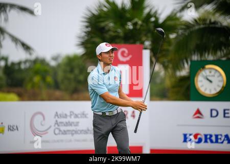 Chonburi, THAILAND. 27.. Oktober 2022. James Leow aus SINGAPUR schlägt sich bei Loch 1 (seine 10.) während der 1. Runde der Asia-Pacific Amateur Championship 2022 im Amateur Spring Country Club, Chanburi, THAILAND ab. Leow würde die Führung des frühen Clubhauses am 5-Under 67 übernehmen. Kredit: Jason Butler/Alamy Live Nachrichten. Stockfoto