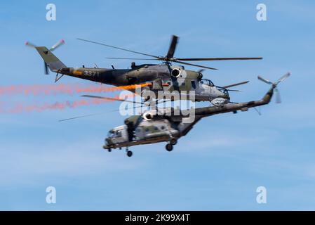 Hubschrauber-Paarung der tschechischen Luftwaffe, Mil Mi-35 Hind (Export Mi-24) und Mil Mi-171 Hip (Export-Version Mi-8AMTSh) Militärhubschrauber in russischer Ausführung Stockfoto