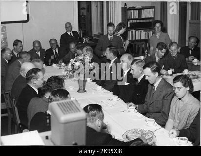 Tackle mit Kaffee und Kuchen in der persönlichen Taxi-Agentur. Stockfoto