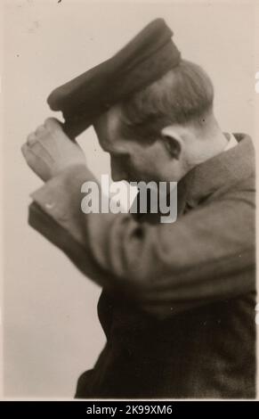 Fotografie aus „ein Bericht über die Herstellung in der Prothesenwerkstatt der Staatsbahn in Nässjö“, 1932. Visces die Fähigkeit der Armprothese zu bewegen und Benutzerfreundlichkeit. Stockfoto
