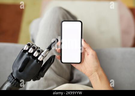 High-Angle-Ansicht der jungen Cyborg Mädchen mit Handy für die Online-Kommunikation Stockfoto