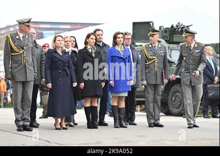 Wien, Österreich. 26. Okt 2022. Österreichischer Nationalfeiertag 2022 in Wien am Heldenplatz. Bild zeigt die Minister der österreichischen Bundesregierung. Erste Reihe (von L bis R) Susanne Raab, Karoline Edtstadler und Alma Zadic. Zweite Reihe (von L nach R) Leonore Gebessler, Norbert Totschnig und Martin Polaschek Stockfoto