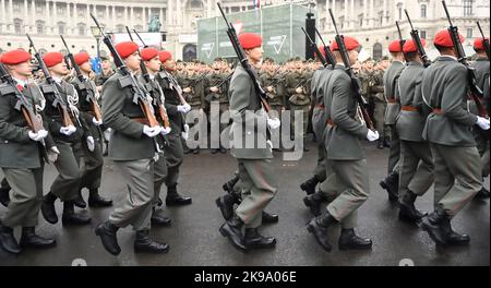 Wien, Österreich. 26. Okt. 2022. Österreichischer Nationalfeiertag 2022 in Wien am Heldenplatz. Wachbataillon bei der Parade Stockfoto