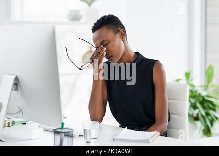 Ich will raus. Eine junge Geschäftsfrau, die Stress am Arbeitsplatz hat. Stockfoto