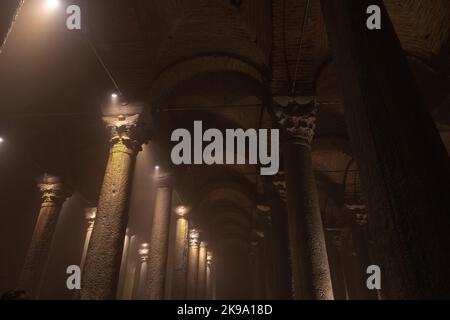 Säulenhalle und Decke eines historischen Gebäudes. Byzantinische Architektur. Basilika Zisterne in Istanbul. Lärm inklusive. Selektiver Fokus. Stockfoto