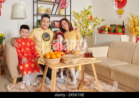 Glückliche Familie mit zwei Kindern, die zu Hause das Mondjahr feiern Stockfoto