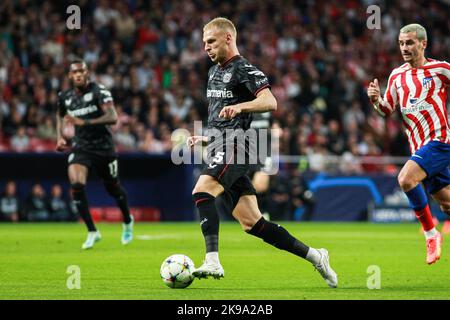 Mitchel Bakker von Bayer Leverkusen während des UEFA Champions League, des Gruppe-B-Fußballspiels zwischen Atletico de Madrid und Bayer Leverkusen am 26. Oktober 2022 im Stadion Civitas Metropolitano in Madrid, Spanien - Foto: Irina R Hipolito/DPPI/LiveMedia Stockfoto