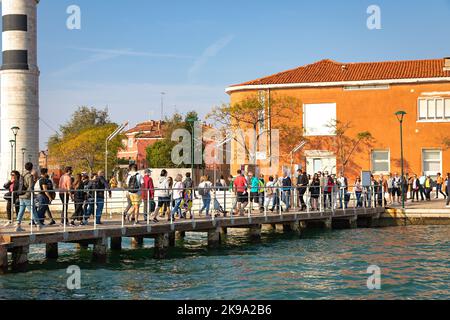 Die Schlange für das Vaporetto auf der Insel Murano an der Haltestelle Faro in Venedig, Italien Stockfoto