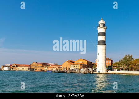 Der Leuchtturm auf dem Vaporetto hält Faro auf der Insel Murano in Venedig, Italien Stockfoto