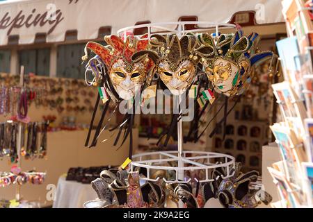 Der kleine Laden mit Souvenirs auf der Insel Burano in Venedig, Italien Stockfoto