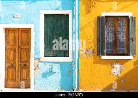 Die Wand mit Fenstern und Türen der bunten Häuser auf der Insel Burano in Venedig, Italien Stockfoto