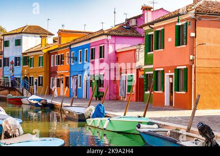 Kanal mit Booten und bunten Häusern der Insel Burano in Venedig, Italien Stockfoto
