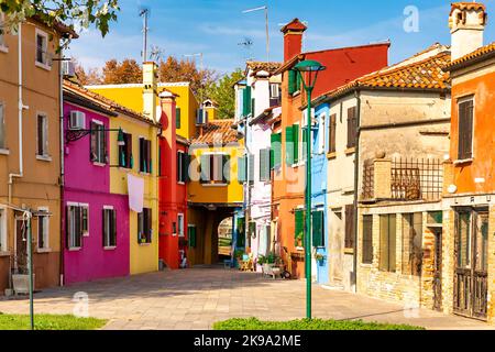 Der Hinterhof der bunten Häuser auf der Insel Burano in Venedig, Italien Stockfoto